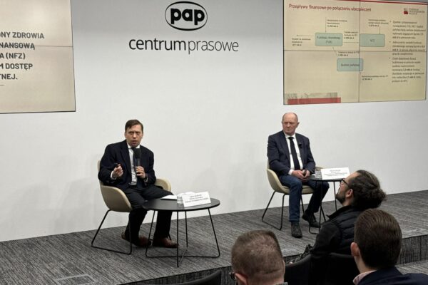 Prezentacja projektu ustawy reformującej system ochrony zdrowia w Polsce, mającej na celu ograniczenie luki finansowej w Narodowym Funduszu Zdrowia (NFZ) oraz zapewnienie pacjentom dostępu do świadczeń opieki zdrowotnej.