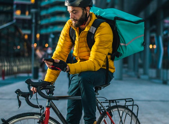 Implementacja Dyrektywy platformowej wymaga wyważonego podejścia. Restrykcyjny wariant może kosztować Polskę 35,3 mld zł PKB rocznie.